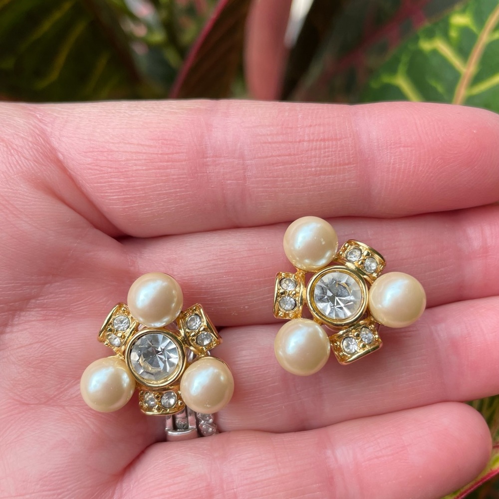 Monet 1980 14K GP Pearl/ Rhinestone stud earrings - Picture 9 of 10